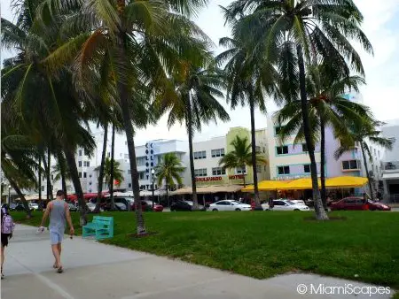 Pedestrians and bikers on the Miami Beachwalk